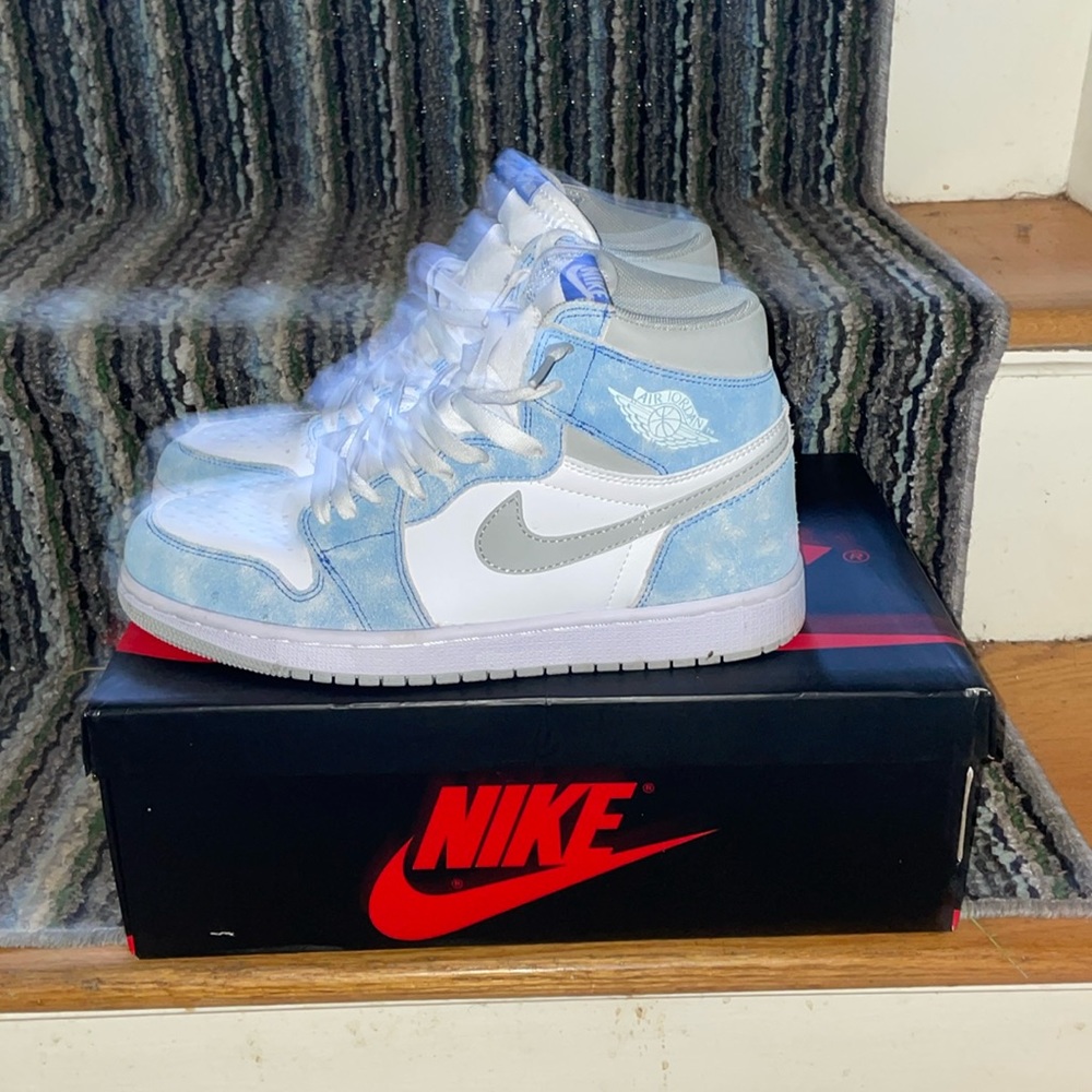 Air Jordan 1 Hyper Royal